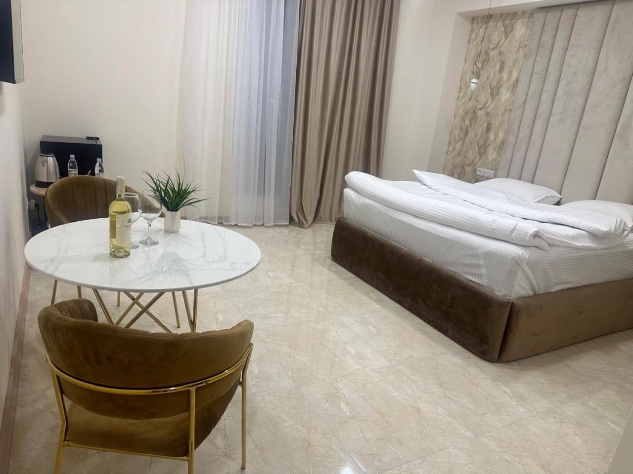 Отель Lux Plaza P'arak'ar Экстерьер фото
